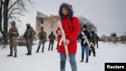 Fából készült fegyverekkel gyakorlatoznak az ukrán civilek