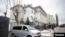 Rusija je navela 12. februara da je povukla dio svog diplomatskog osoblja iz ambasade u Kijevu.