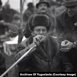 Tito egy tábortűz parázsló botjával gyújtja meg a szivarját Karadjordjevóban, egy Újvidékhez közeli faluban külföldi diplomaták körében