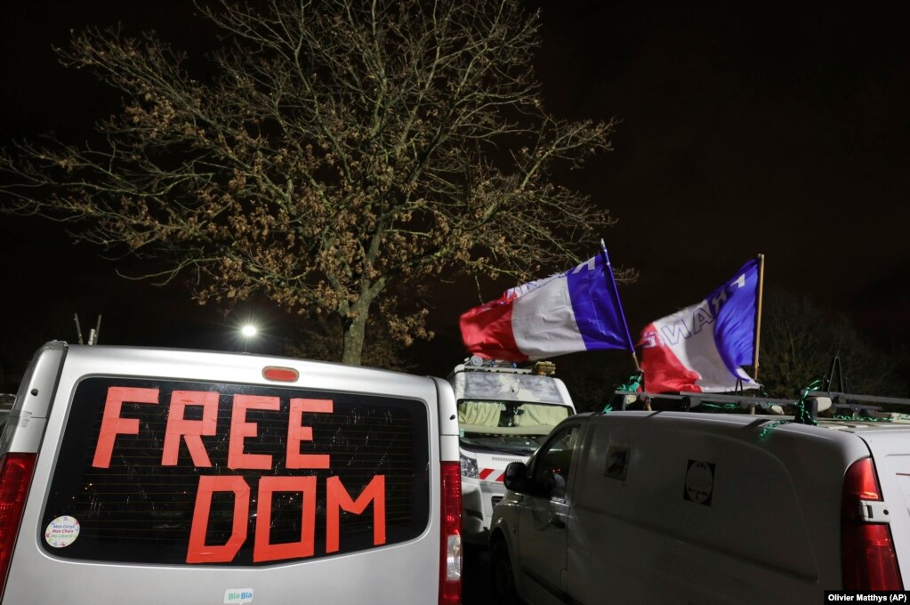 Një automjet me mbishkrimin "Liri" në Bruksel. Autoritetet belge kanë ndaluar bllokimin e rrugëve nga grupet që bënin thirrje online kundër masave kufizuese. (AP)   