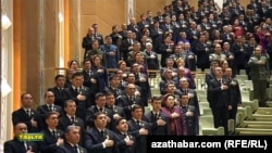 Döwlet edaralarynyň işgärleri Halk Maslahatynyň mejlisinde. Türkmenistan. 