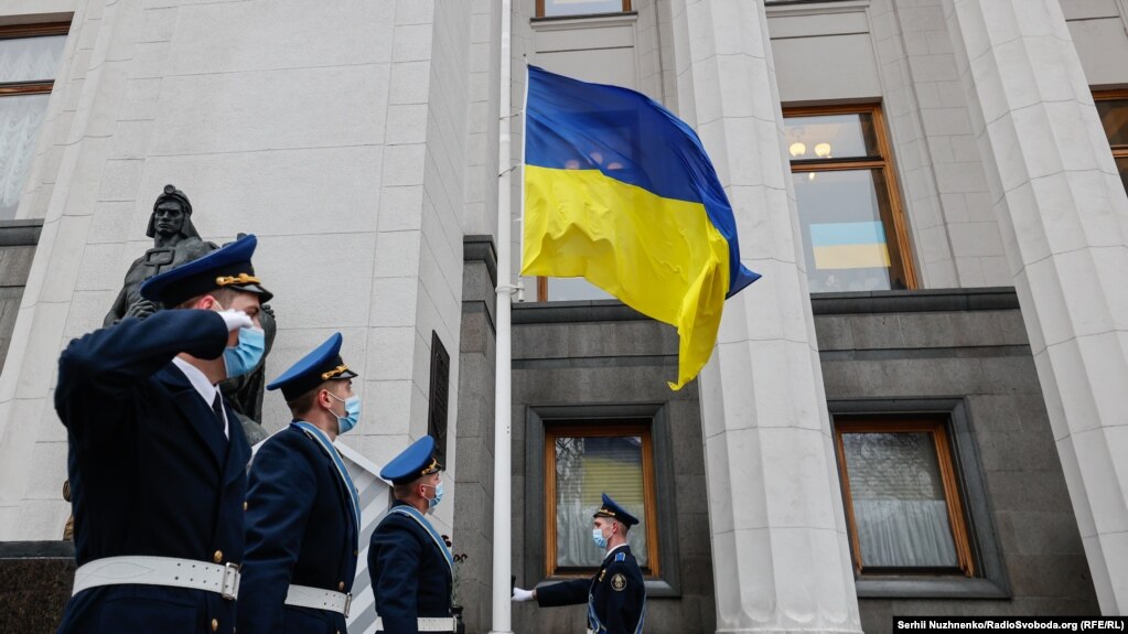 У День єднання під адміністративними владними будівлями у столиці. Україна, 16 лютого 2022 року