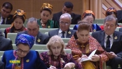 Diňle: Aýdymçynyň 'ömürlik şa' pikiri adamlarda alada döredýär