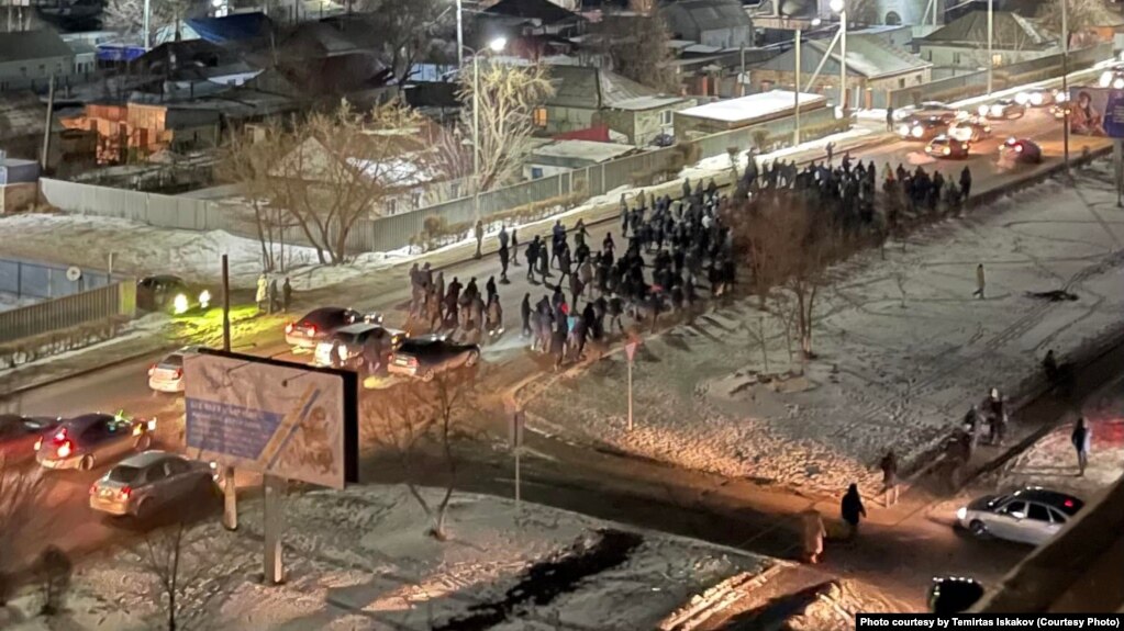 Митингующие идут по улице Ауэзова к акимату города Экибастуза. 5 января 2022 года. Фото предоставлено Темиртасом Искаковым
