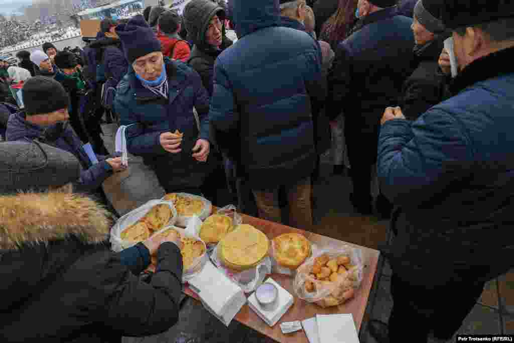 <p>На акции также раздавали шелпеки (казахский обычай, когда раздают жареные лепешки в знак памяти умерших и благополучия живых)</p>
