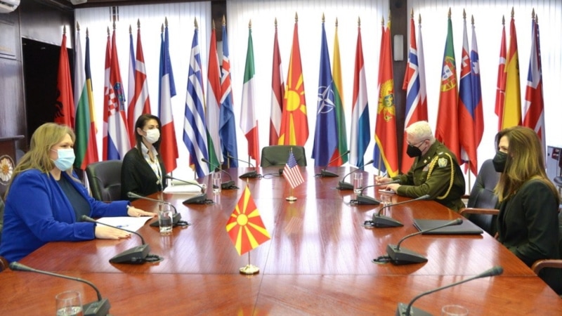 Петровска – Брнз: Северна Македонија и САД се пример за  сојузничка одбранбена соработка
