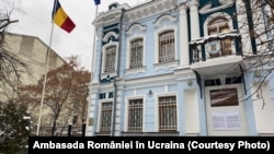 Ambasada României la Kiev. Potrivit ambasadorului Victor Micula, ambasada nu lucrează cu publicul, pentru a nu expune oamenii la riscuri inutile