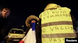 Demonstranti čekaju na parkingu uoči akcije pod nazivom "Konvoj evropske slobode 2022", koja se uputila prema evropskim institucijama u Briselu, kako bi protestvovali protiv COVID-19 ograničenja, u Fachesu -Thumesnil, Francuska 13. februar 2022. 