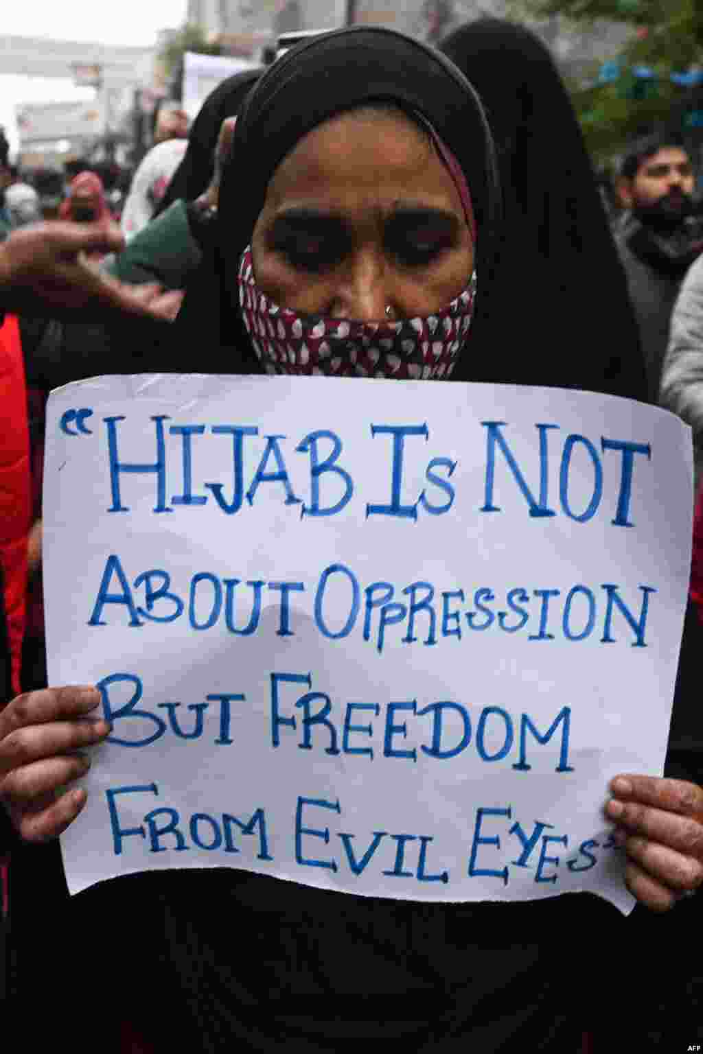 &bdquo;A hidzsáb nem elnyomást jelent, hanem megszabadít a rosszalló tekintetektől&rdquo; &ndash; áll ezen a plakáton
