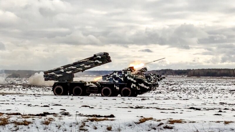 Русија повлекува дел од трупите од границата кон Украина