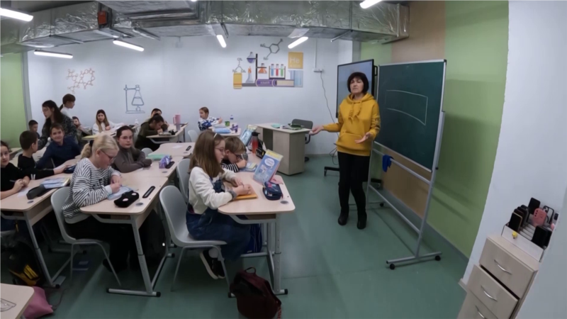 ‘Ndihemi të sigurt këtu’: Brenda shkollave nëntokësore në Ukrainë