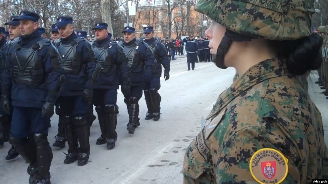 'O kakvim Oružanim snagama i kakvoj BiH govorimo ako simboli RS u njoj nisu prihvatljivi?", pita Milorad Dodik (foto sa parade na Dan Republike Srpske, Banjaluka, januar 2017)