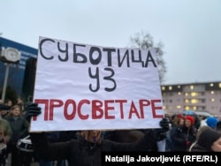 "Subotica uz prosvetare", piše na transparentu sa protesta 19. januara 2025.