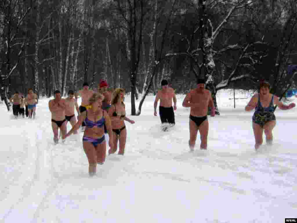 Belarusian swimmers in Vitebsk prepare for a dip in icy waters on January 7. - Photo by RFE/RL