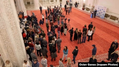 Funcționarii publici de la Senat au protestat față de decizia lui Ilie Bolojan, președintele Senatului de a reduce numărul de angajați cu 180.