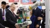 Ruski predsjednik Vladimir Putin na izložbi u Tehnološkom institutu Harbin u sklopu državne posjete Kini 2024. godine.