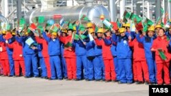 "Türkmenistan-Hytaý" gazgeçirijisiniň açylyş dabarasynda gatnaşyjylar. 2009 ý.