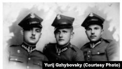 Солдати Польського війська, які брали участь у боях з гітлерівською Німеччиною у вересні 1939 (зліва направо): поляк Влодзімєж Кавчинський, білорус Янка Бриль, українець Семен Нагірний (архів Юрія Гжибовського)