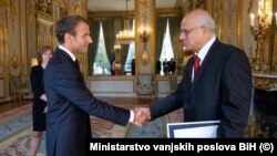 Predsjednik Francuske Emanuel Macron (lijevo) i ambasador BiH u Francuskoj (desno), 2018. godine. 