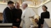 Минулого року під час відвідин Ватикану президент Володимир Зеленський запросив папу Франциска приїхати в Україну