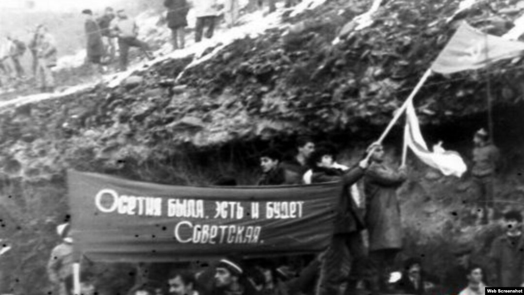 В Советском Союзе федерации не было, она была лишь формальностью, за которой стоял жесткий диктат центра над национальными окраинами. Это одна из главных проблем, что на протяжении всего коммунистического режима не было создано подлинной федерации