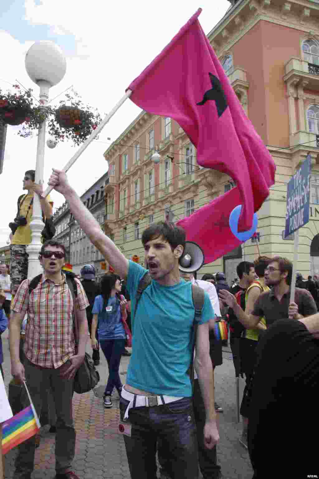 Parada ponosa u Zagrebu 19. jun 2010. , FOTO: ZOOMZG - Ovogodišnja manifestacija, koja je održana pod sloganom "Hrvatska to može progutati", okupila je oko 600 učesnika koji su došli da podrže pravo homoseksualaca na različitost. Povorku, koja je šetala ulicama Zagreba, obezbjeđivalo je oko 200 policajaca, 20-ak kombija i desetak automobila. Na Trgu bana Jelačića povorka se susrela sa predstavnicima Hrvatske čiste stranke prava, koji su organizovali kontraskup, ali nije došlo do fizičkih sukoba.