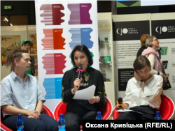 Катерина Калитко (посередині) під час читання своєї поезії