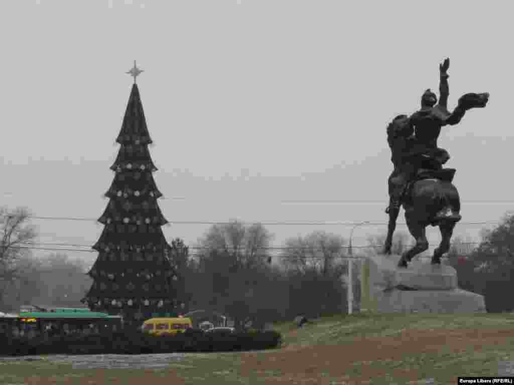 Что выше &ndash; новогодняя ель или памятник основателю города А. Суворову на коне?