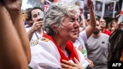 Membri ai comunității iraniene din Sydney, Australia, au ieșit în stradă pentru a sărbători, pe 1 martie, anunțul morții lui Ali Khamenei, pe care îl consideră un dictator aspru