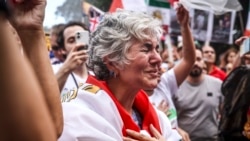 Представительница иранской общины плачет от радости во время митинга после смерти аятоллы Хаменеи, Сидней, 1 марта 2026 года 