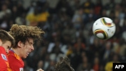 Španjolski nogometaš Carles Puyol postiže gol, AFP PHOTO / GABRIEL BOUYS 