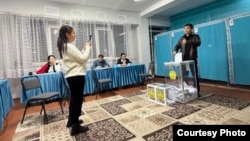 Голосование на референдуме по новой Конституции в избирательном участке №232 в Алматы. 15 марта 2026 года. Фото Наны Иксановой