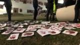 Protest u Novom Sadu na kojem je istican simbol "Ruke su vam krvave" koji se mogao videti na demonstracijama na kojima se tražila odgovornost nadležnih za smrt ljudi nastradalih u padu nadstrešnice Železničke stanice u Novom Sadu.