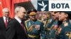Presidenti rus, Vladimir Putin, përshëndet komandantët ushtarakë pas paradës ushtarake të Ditës së Fitores në Sheshin e Kuq, në Moskë, 9 maj.