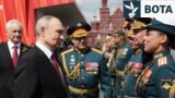 Presidenti rus, Vladimir Putin, përshëndet komandantët ushtarakë pas paradës ushtarake të Ditës së Fitores në Sheshin e Kuq, në Moskë, 9 maj.