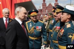 Президент Росії Володимир Путін вітає військових командирів після військового параду на Красній площі, Москва, Росія, 9 травня 2025 року