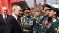 Vladimir Putin înfățișat într-o fotografie difuzată de Sputnik, salutându-și comandanții militari după parada de Ziua Victoriei în Piața Roșie, pe 9 mai 2025