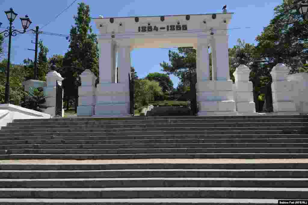 Sevastopol ,Crimeea 2016: intrarea în parcul Memorialului dedicat Asediului Sevastopolului (1854-1855)