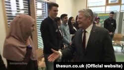Hijaply okuwçy Germaniýanyň prezidentine el uzatmakdan gaça durýar.