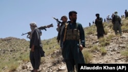 AFGHANISTAN - Tálib harcosok őrködnek, miközben a tálibok egyik szakadár frakciójának vezetője, Abdul Manan Niazi molla (nem látható a képen) beszédet mond harcosainak az afganisztáni Herat tartomány Shindand kerületében, 2016. május 27-én.