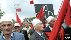 Protest kosovoskih Albanaca protiv sporazuma o Euleksu,14. septembar 2009. godine u Prištini. 