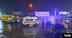 Службы экстренной помощи на месте нападения с ножом на сотрудников полиции на контрольно-пропускном пункте в Дербентском районе Дагестана, 30 ноября 2025г