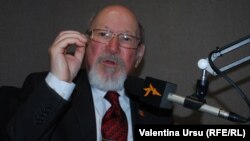 Prof. univ. Nicolae Osmochescu în studioul Europei Libere