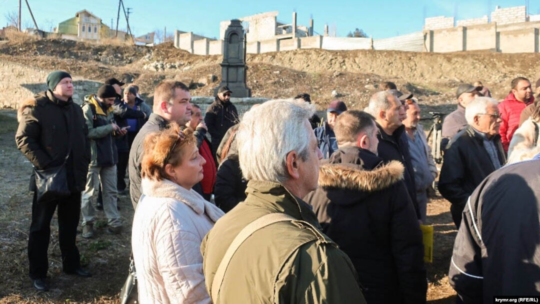 Феодосийцы у храма святого Георгия