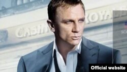 В 21-й серии кинобондианы роль агента 007 впервые играет английский актер Дэниел Крейг