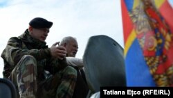 Militar moldovean la o expoziție de tehnică militară americană, Chișinău, 8 mai 2016