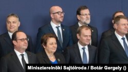 A Miniszterelnöki Sajtóiroda által közreadott fotón csoportkép az EU-tagországok állam- és kormányfőinek brüsszeli találkozóján 2015. március 19-én.