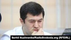 Він наполягає, що для поновлення його на посаді достатньо відповідного рішення суду