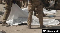 На кадрах британської телекомпанії Sky News видно, як солдати накривають тіла людей, які загинули у тисняві в аеропорту Кабула при спробі евакуюватися із Афганістану. 21 серпня 2021 року