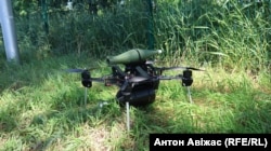 Дрон на оптоволокні з макетом боєприпасу